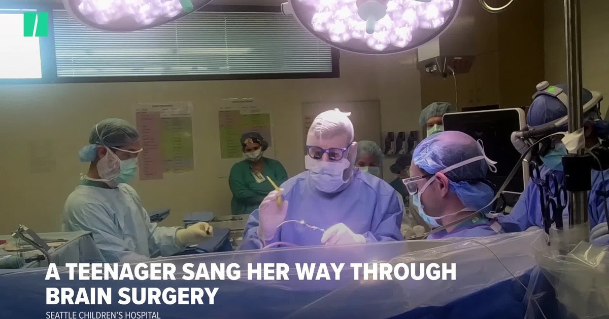 Teen Sings Through Brain Surgery So Doctors Can Save Her Musical Talent(02)