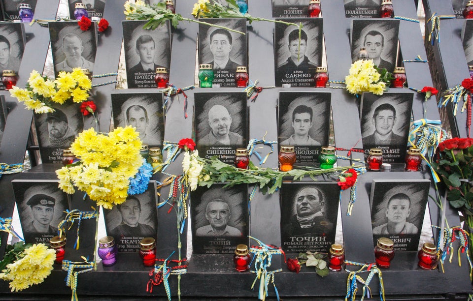 Blumen und Kerzen erinnern an die Opfer der Bürgerproteste in der Ukraine vor fünf Jahren.