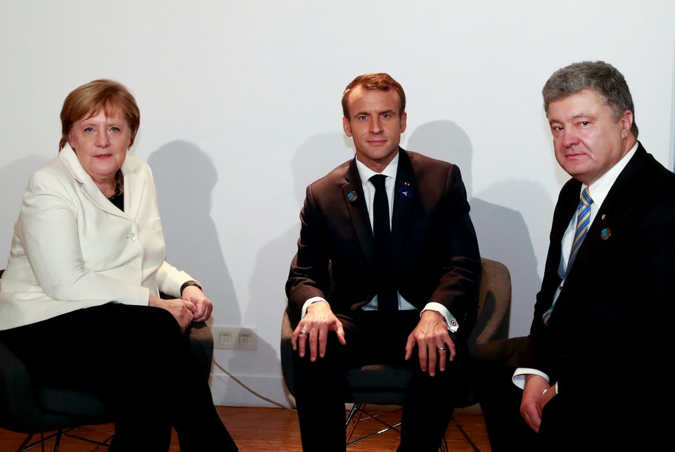 Der ukrainische Präsident Petro Poroschenko (rechts) beim Treffen mit Kanzlerin Angela Merkel und Frankreichs Präsident Emmanuel Macron am 11. November.