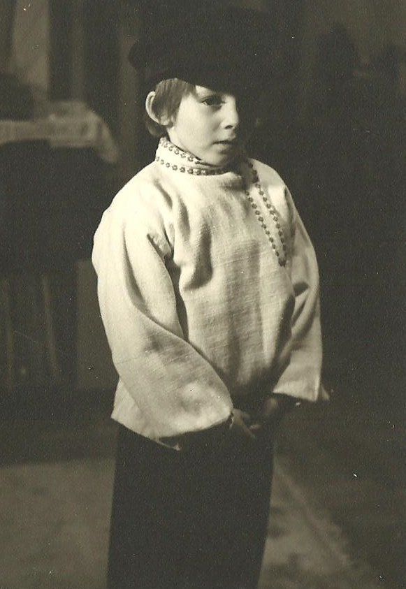 Ο Δημήτρης Τάρλοου σε μικρή ηλικία ντυμένος Ρώσος. Από το προσωπικό αρχείο του