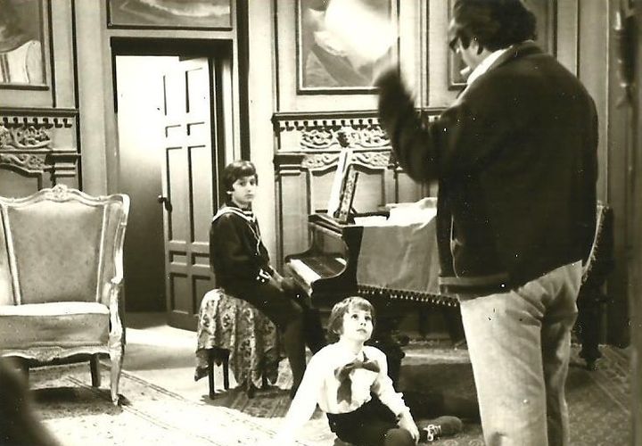 Ο Δημήτρης Τάρλοου παίζει τον Γιούγκερμαν σε παιδική ηλικία. Από την τηλεοπτική μεταφορά του μυθιστορήματος, με τον Αλέκο Αλεξανδράκη στον ομώνυμο ρόλο. Σκηνοθεσία Βασίλης Γεωργιάδης