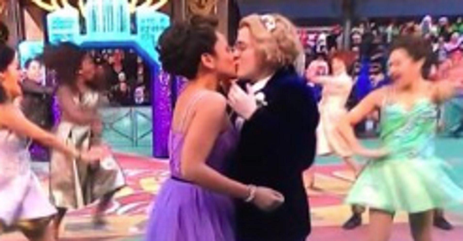 Conservative Group Rants About Same Sex Kiss At Macy S Parade Twitter Reacts With Love Huffpost