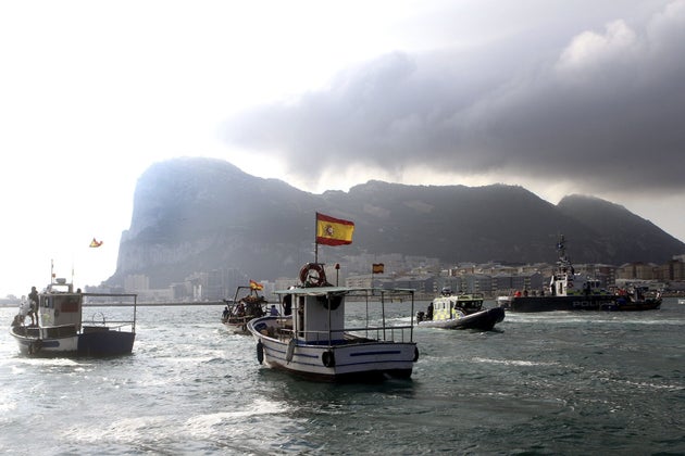 Zwei Patrouillenboote (rechts) unter der Flagge von Gibraltar beobachten spanische Fischerboote.