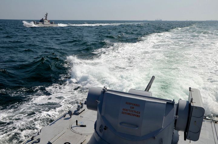 Φωτογραφία που διένειμε το Πολεμικό Ναυτικό της Ουκρανίας με τα πλοία που ενεπλάκησαν