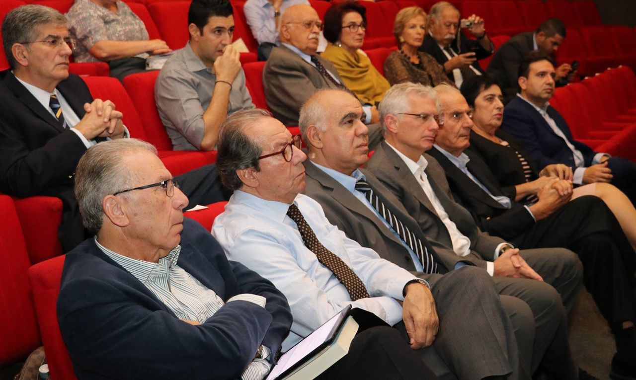 ΑΠΟ ΑΡΙΣΤΕΡΑ ΣΤΑ ΔΕΞΙΑ :  Δρ. Αιμίλιος Σολωμού του Πανεπιστημίου Λευκωσίας (έδρα UNESCO) , κ. Μάριος Ηλιάδης, τ. Υπουργός Συγκοινωνιών και μέλος της διαπραγματευτικής ομάδας για το Κυπριακό, καθ. Ανδρέας Θεοφάνους, πρόεδρος του Κυπριακού Κέντρου Ευρωπαϊκών και Διεθνών Υποθέσεων του Πανεπιστημίου Λευκωσίας, κ. Σμουέλ Ρεβέλ, Πρέσβης του Ισραήλ στην Κύπρο, κ. Τάκης Χατζηδημητρίου, τ. βουλευτής του κόμματος ΕΔΕΚ και Πρόεδρος της Δικοινοτικής Τεχνικής Επιτροπής για την Προστασία της Πολιτιστικής Κληρονομιάς, δρ. Ερατώ Κοζάκου-Μαρκουλλή, τ. Υπουργός Εξωτερικών της Κυπριακής Δημοκρατίας και ο κ. Χρήστος Χριστοφίδης, βουλευτής του κομμουνιστικού κόμματος ΑΚΕΛ.