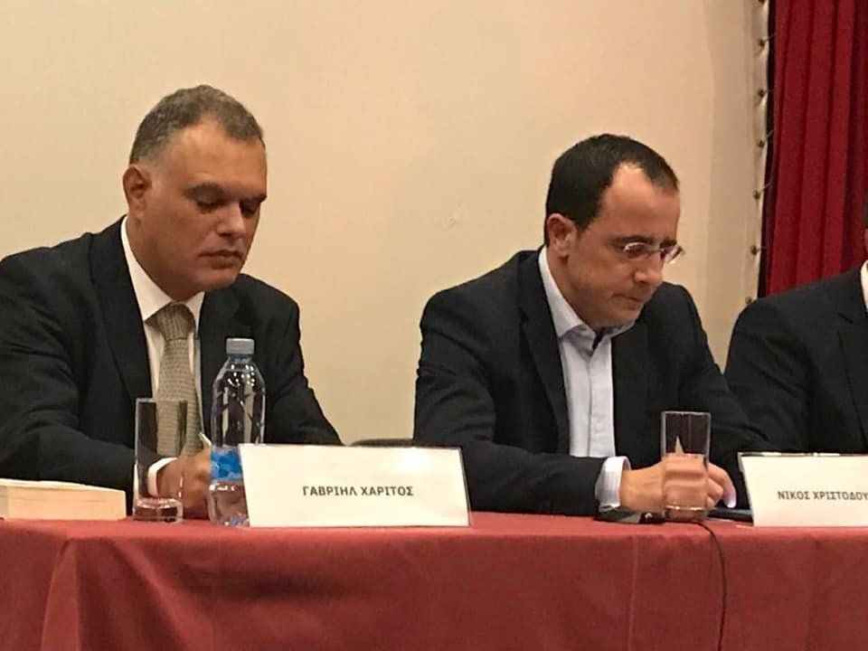 Από την παρουσίαση του βιβλίου «Κύπρος το Γειτονικό Νησί» στο Πανεπιστήμιο Λευκωσίας στις 30/10/2018. Ο Υπουργός Εξωτερικών κ. Νίκος Χριστοδουλίδης και ο συγγραφέας του βιβλίου , δρ. Γαβριήλ Χαρίτος
