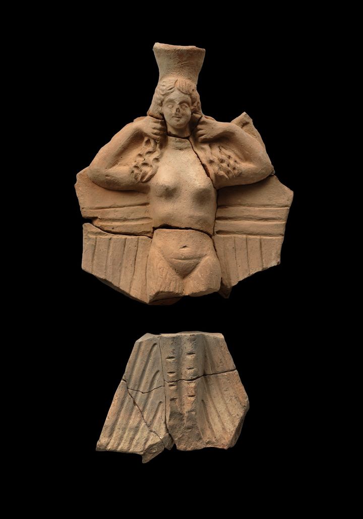 Άπτερα. Πήλινο σκεύος σε μορφή ειδωλίου Σειρήνας 2ος − 1ος αι. π.Χ. Από τo δυτικό νεκροταφείο της Απτέρας. Τελετουργικό σκεύος που συνδυάζει κεφαλή και σώμα νεαρής γυναίκας με φτερά και πόδια πτηνού, αποδίδοντας τη μορφή Σειρήνας.© ΥΠΠΟΑ/Εφορεία Αρχαιοτήτων Χανίων