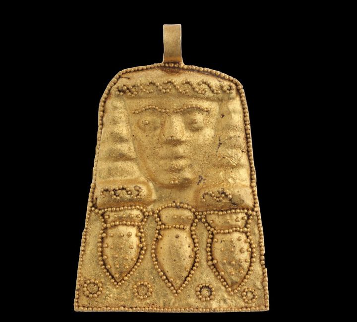 Ελεύθερνα. Χρυσό περίαπτο (μενταγιόν) πριν τα μέσα του 7ου αι. π.Χ. Από τη Νεκρόπολη της Ορθής Πέτρας. Εικονίζεται γυναικεία μορφή, κάτω από την οποία αποδίδονται τρία αγγεία σε σειρά.© Πανεπιστήμιο Κρήτης / Κέντρο Μελέτης, Μουσείο αρχαίας Ελεύθερνας