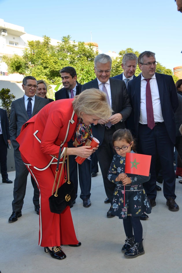 La princesse Astrid en compagnie d'une des petites écolières de l'Ecole belge de Rabat.