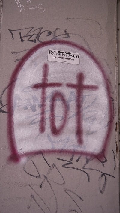 Auch eine Art, den Tod sichtbar zu machen: ein Graffiti neben dem Eingang von Eric Wredes Bestattungsinstitut.