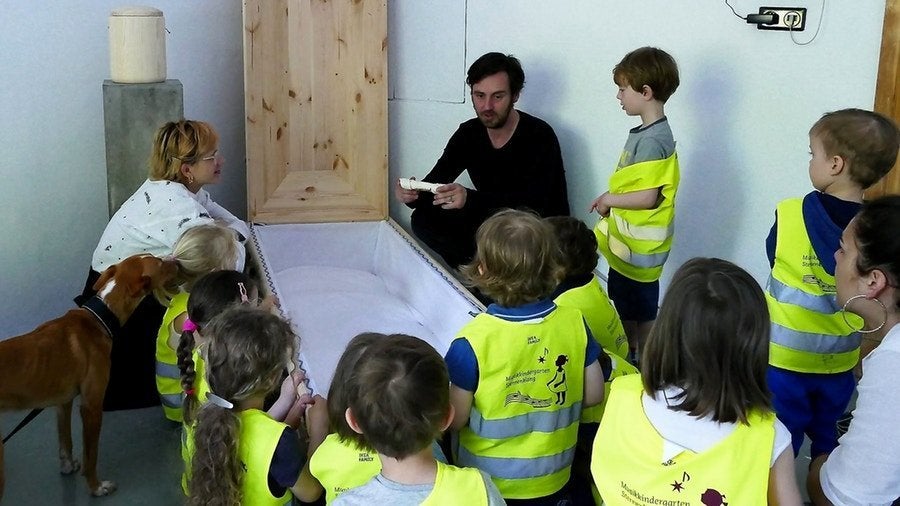 Wie sieht ein Sarg von innen aus? Wie schnell fährt ein Leichenwagen? Auch Kinder lädt Eric Wrede ein, neugierige Fragen rund um die Bestattung zu stellen.