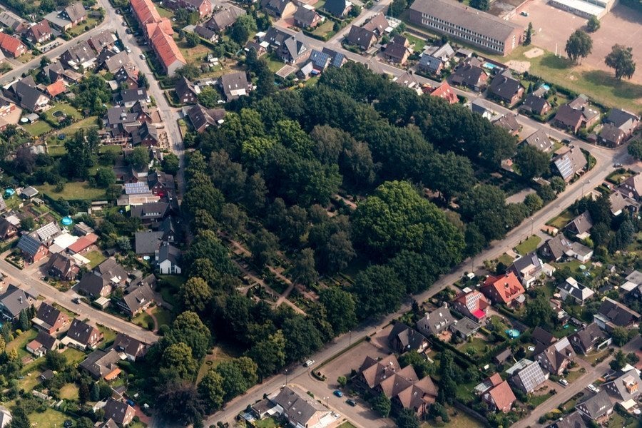 Friedhöfe machen heute einen Großteil der grünen Flächen einer Stadt aus.