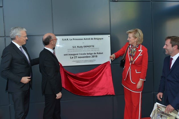 La princesse Astrid et Rudy Demotte, Ministre-Président de la Fédération Wallonie-Bruxelles, révèlent la plaque inaugurale de l'école.