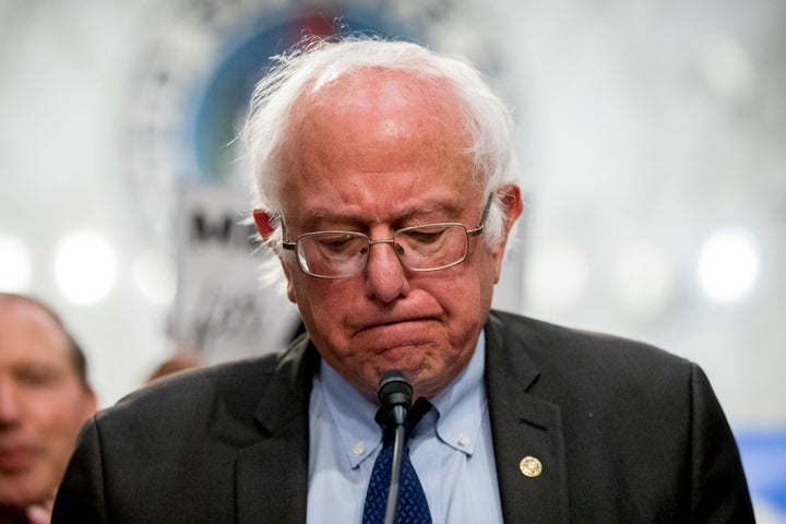  Sen. Bernie Sanders (I-Vt.), Un posible candidato presidencial demócrata en 2020, pronunció un discurso de política exterior en 2017 con el hombre 