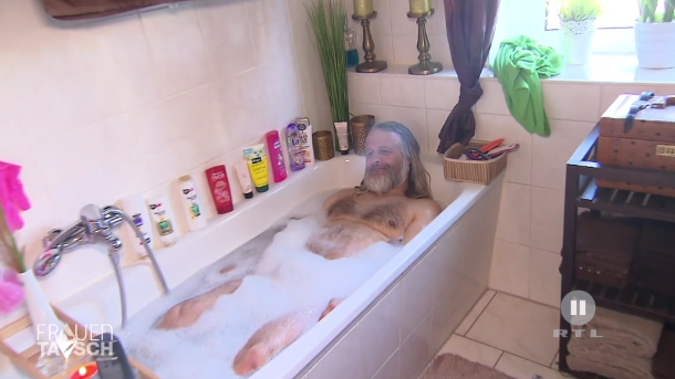 Aussteiger Öff Öff genießt sein Bad.