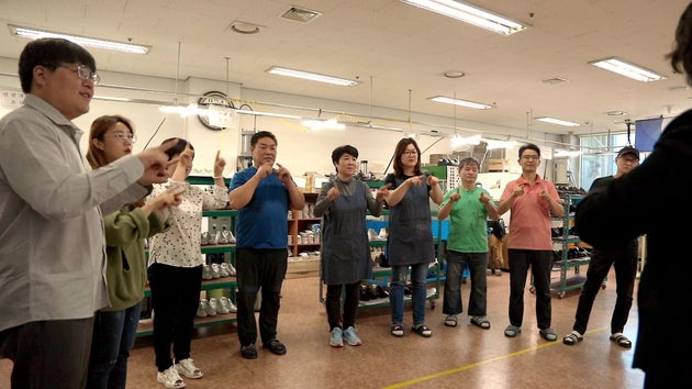 아지오는 업무 시작 전 회의를 하면서 모든 동료가 함께 수화로 노래를 배우며 청각장애인의 복지에 특별히 신경을 쓰고 있다.