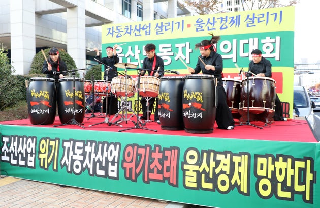 금속노조 현대자동차지부·민주노총 울산본부 조합원들이 지난 11월14일 울산시청 정문 앞에서 광주형 일자리 중단 등을 요구하며 울산노동자 결의대회를 하고 있다.