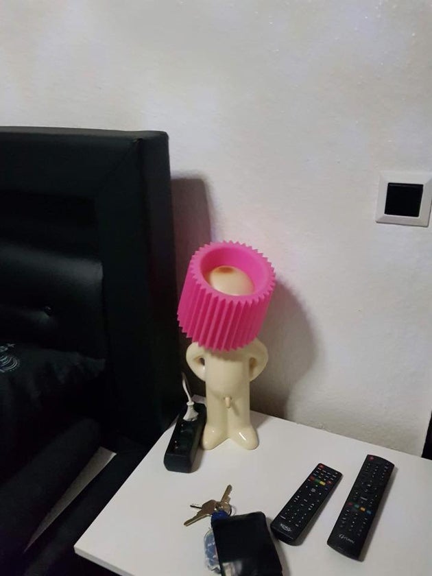 Eine eher fragwürdige Nachttischlampe.