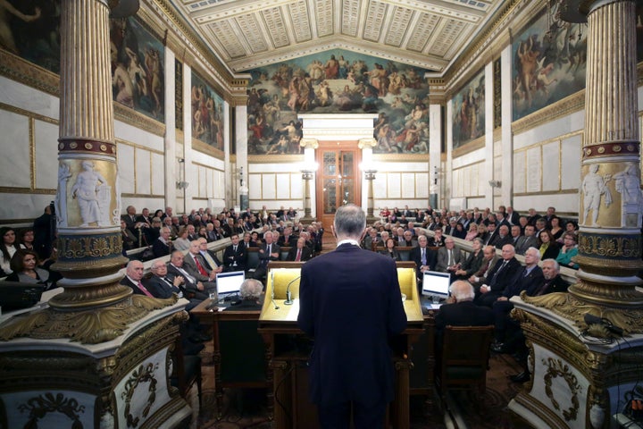 Ο Βασίλης Ράπανος στο βήμα της Ακαδημίας