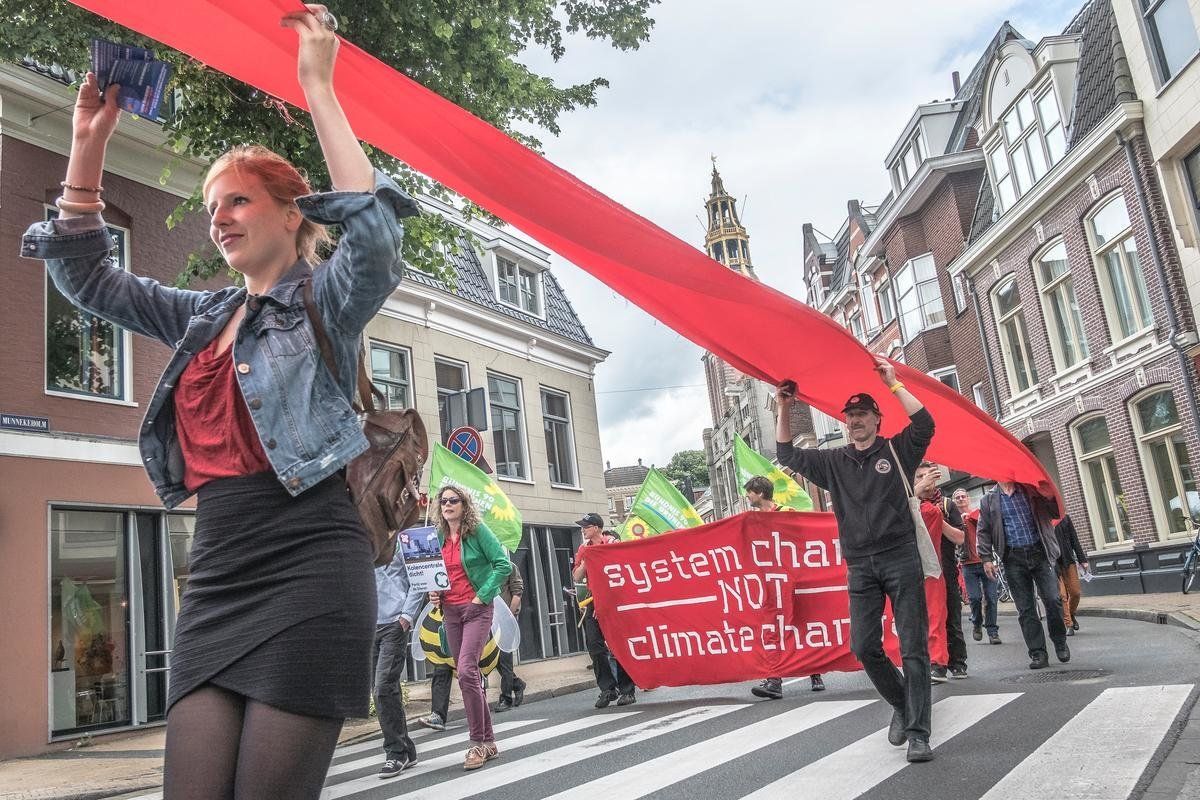 Διαμαρτυρία εναντίον των ορυκτών καυσίμων στο Groningen της Ολλανδίας από πολίτες και ΜΚΟ, ανάμεσά τους και η Urgenda. Στις 9 Δεκεμβρίου, απαιτούμε την προστασία μας από τις κλιματικές αλλαγές στο κέντρο της Αθήνας.
