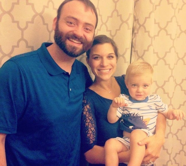 Kelsie mit ihrem Ehemann Aaron und ihrem gemeinsamen Sohn.