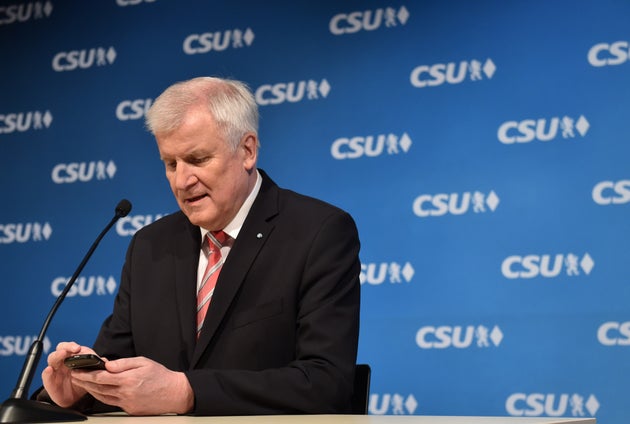 Hat es noch nicht so mit der neuen Smartphone-Technologie: Bundesinnenminister Horst Seehofer.