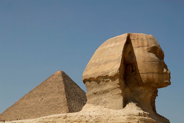 이집트가 피라미드에서 나체 사진을 찍은 커플의 조사에