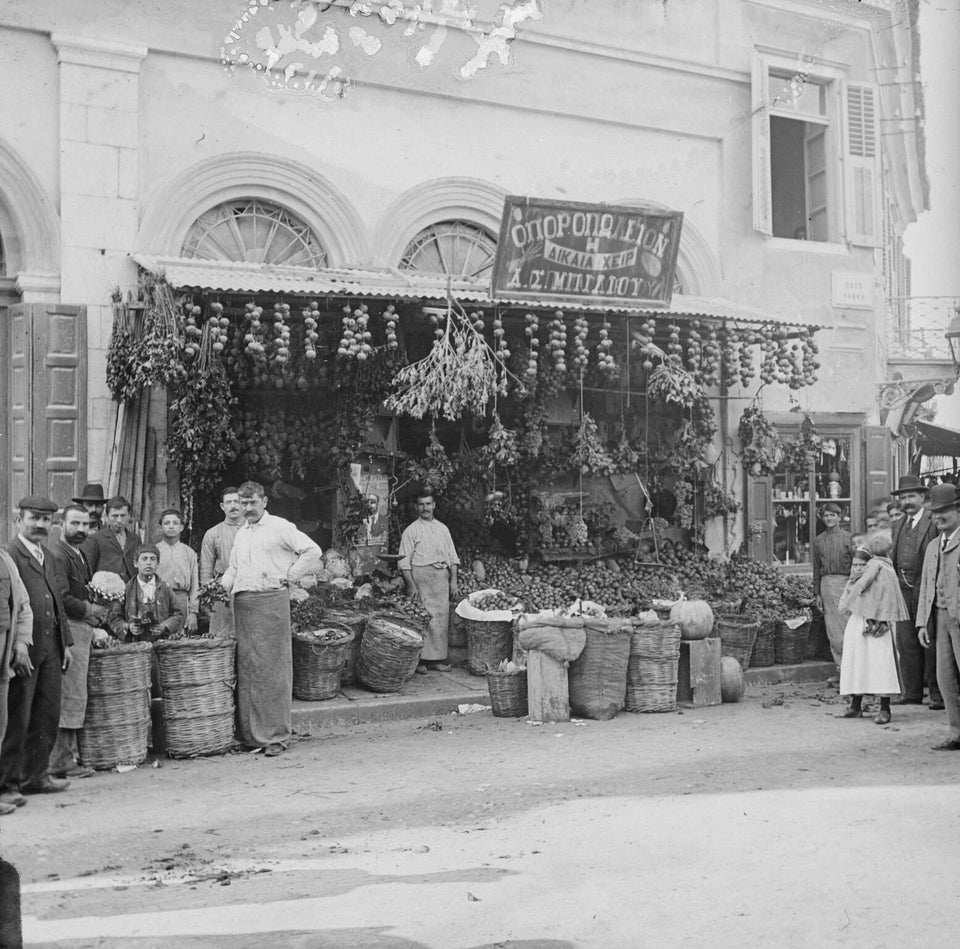 Το οπωροπωλείο Η Δίκαια Χειρ του Δ.Σ. Μπίλιου στην οδό Λέκκα. Φωτογραφία Alexander Lamont Henderson. Μουσείο Μπενάκη