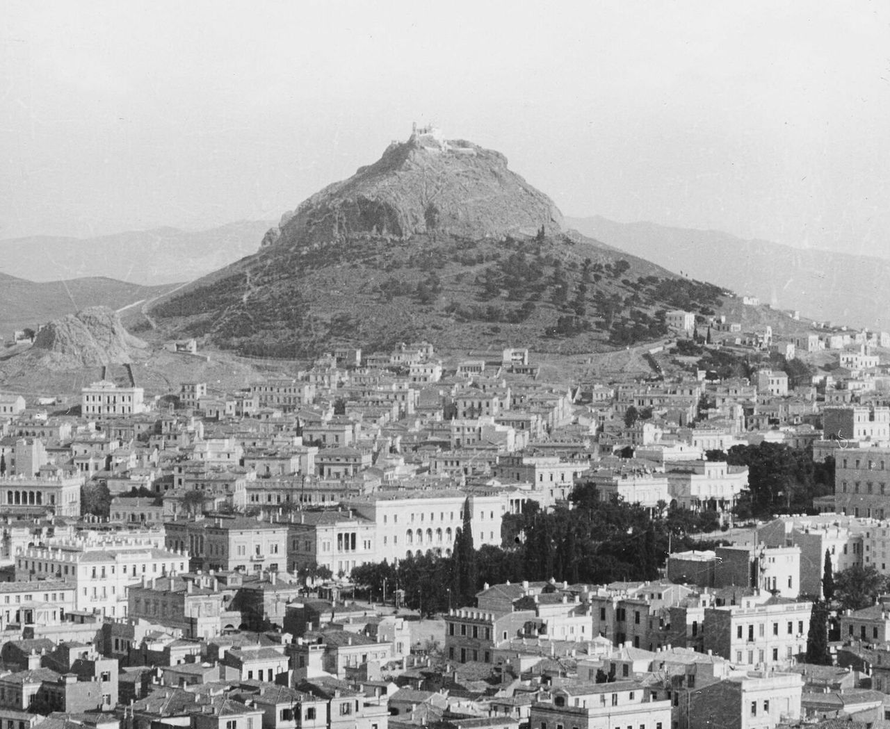 Άποψη της Αθήνας από την Ακρόπολη με τον Λυκαβηττό στο βάθος. Φωτογραφία Alexander Lamont Henderson. Μουσείο Μπενάκη