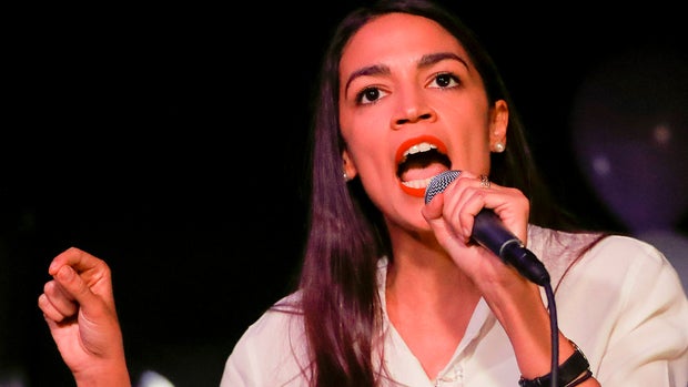 La representante electa Alexandria Ocasio-Cortez le habla a sus partidarios el martes 6 de noviembre de 2018 en su distrito de Queens, Nueva York. (AP Foto/Stephen Groves)
