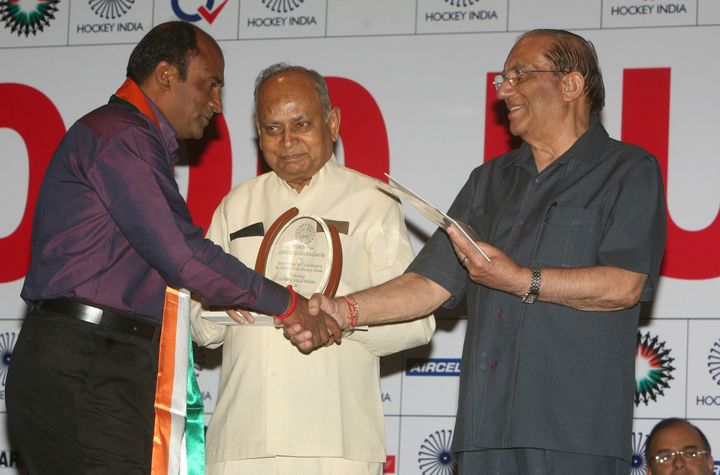 Mohammad Shahid being felicitated by Indian Olympic Association president VK Malhotra