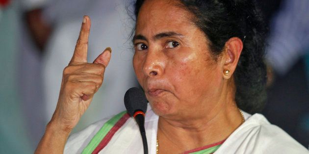 Mamata Banerjee, Chief Minister of India's eastern state of West Bengal, gestures during a news conference after a meeting of her Trinamool Congress party (TMC) in Kolkata September 18, 2012. REUTERS/Rupak De Chowdhuri (INDIA - Tags: BUSINESS POLITICS FOOD)