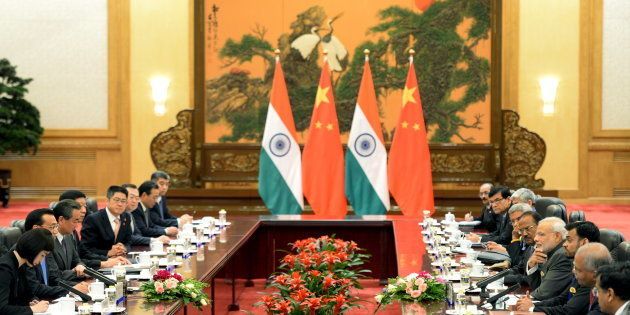 Indian Prime Minister Narendra Modi (4th R) talks with Chinese Premier Li Keqiang (2nd L) during their meeting at the Great Hall of the People in Beijing, China May 15, 2015. REUTERS/Kenzaburo Fukuhara/Pool