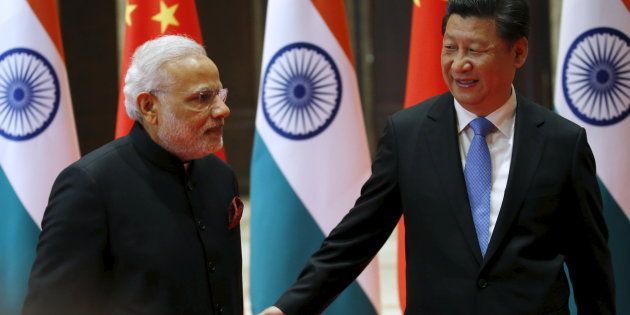 File photo of Chinese President Xi Jinping (R) and Indian Prime Minister Narendra Modi.