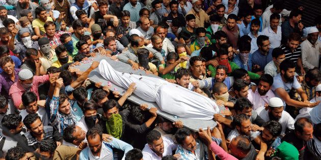Kashmiri men carry the body of Riyaz Ahmad, a civilian, who according to local media was killed by pellets fired by police, during his funeral in Srinagar August 3, 2016.