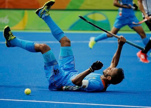 2016 Rio Olympics - Hockey - Preliminary - Men's Pool B Germany v India - Olympic Hockey Centre - Rio de Janeiro, Brazil - 08/08/2016. Sunil Sowmarpet Vitalacharya (IND) of India falls. REUTERS/Sergio Moraes FOR EDITORIAL USE ONLY. NOT FOR SALE FOR MARKETING OR ADVERTISING CAMPAIGNS.