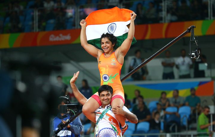 Sakshi Malik (IND) of India celebrates with her coach after winning the bronze medal