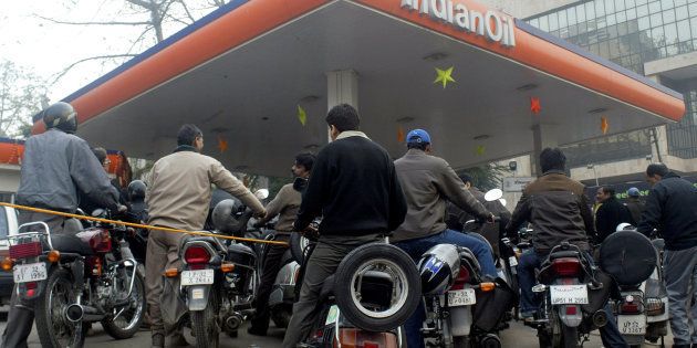 Motorists wait for their turn to fill petrol at a gas station in Lucknow, January 9, 2009. REUTERS/Pawan Kumar/File Photo