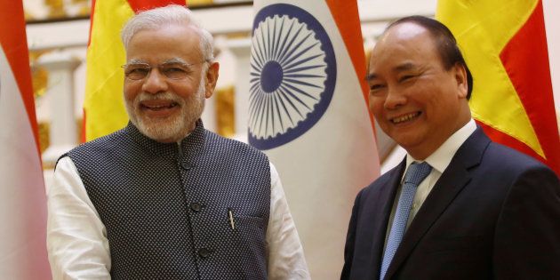 India's Prime Minister Narendra Modi (L) and his Vietnamese counterpart Nguyen Xuan Phuc.