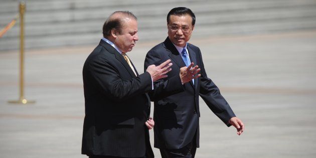 Pakistani Prime Minister Nawaz Sharif (L) talks with Chinese Premier Li Keqiang (R).