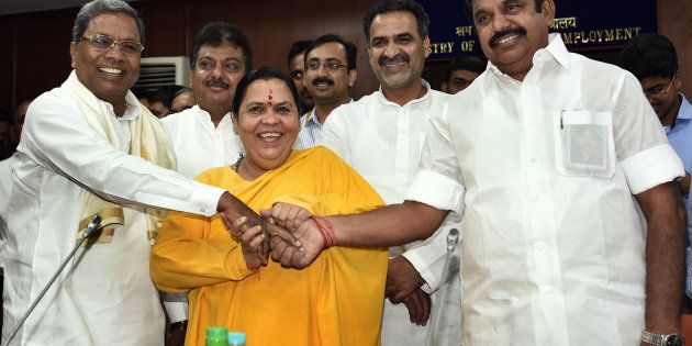 (L-R) Siddaramaiah, Chief Minister of Karnataka, Union Minister for Water Resources Uma Bharti and Edappadi K. Palanisamy, PWD Minister of Tamil Nadu, Minister of State for Water Resources Sanjeev Kumar Balyan during a meeting on the issue of Cauvery, at Sharam Shakti Bhawan, on September 29, 2016 in New Delhi, India. (Photo by Sonu Mehta /Hindustan Times via Getty Images)