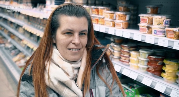 Sandra Schlensog hat kaum Geld zum Leben. Im Supermarkt schaut sie immer nach den Angeboten.