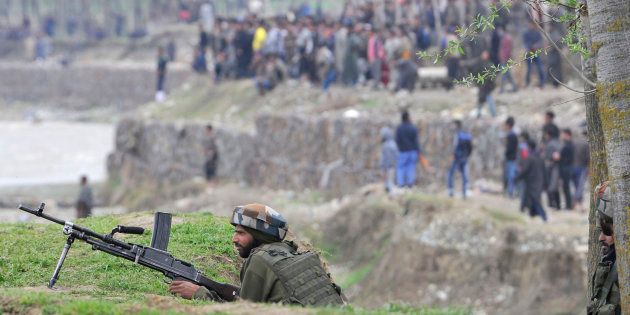 Army soldiers at the site of a gunbattle in Chadoora, on 28 March 2017 in Badgam district south of Srinagar.