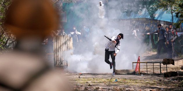 A Kashmiri student throws back a tear-gas canister fired by Indian police during a protest in Srinagar April 17, 2017. REUTERS/Danish Ismail