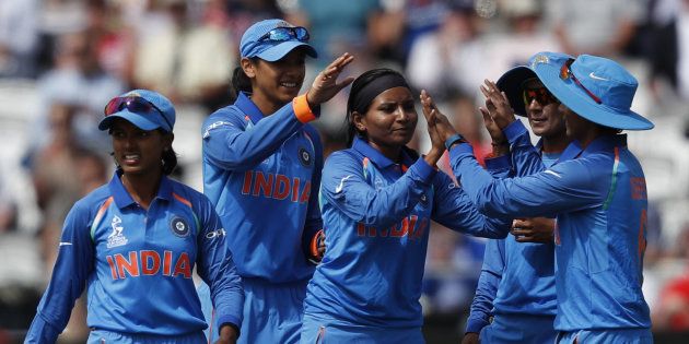 India's Rajeshwari Gayakwad (C) celebrates with teammates after taking the wicket of England's Lauren Winfield during the ICC Women's World Cup cricket final between England and India at Lord's cricket ground in London on July 23, 2017. / AFP PHOTO / Adrian DENNIS