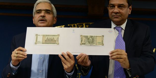 NEW DELHI, INDIA November 08: Revenue Secretary Shaktikanta Das and Governor of the Reserve Bank of India Urjit R Patel hold up a sample of the new Rs2,000 note at a press conference in New Delhi.