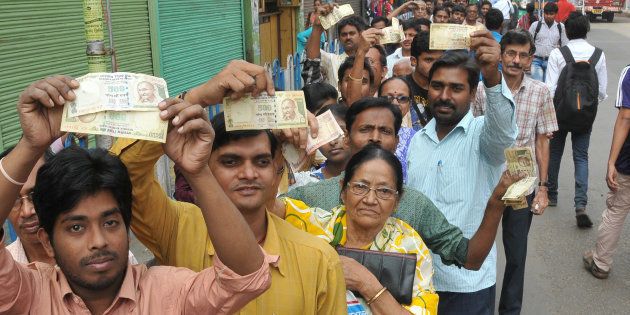 People queue up to deposit and change old currency at the State Bank of India in Salkiya, Howrah, Kolkata, on 10 November 2016. (Photo by Debajyoti Chakraborty/NurPhoto via Getty Images)