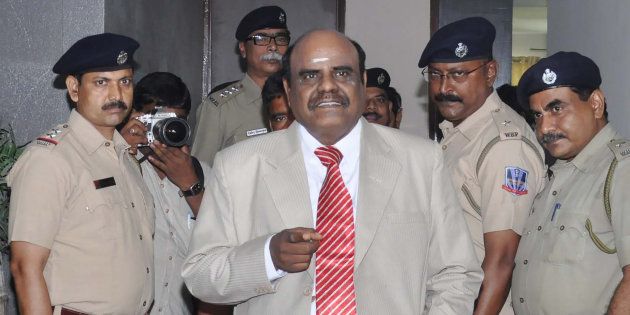 Calcutta High Court judge Justice Chinnaswamy Swaminathan Karnan (C) gestures as he speaks with Indian police personnel in Kolkata on May 4, 2017.