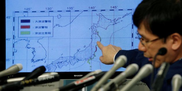 Japan Meteorological Agency's earthquake and volcano observations division director Koji Nakamura points at a map showing earthquake information during a news conference in Tokyo, Japan November 22, 2016. REUTERS/Toru Hanai TPX IMAGES OF THE DAY