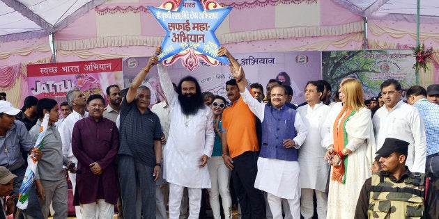 NEW DELHI, INDIA MAY 07: Dera Sacha Sauda chief Gurmeet Ram Rahim Singh with Delhi BJP chief Manoj Tiwari, Union minister V K Singh during Clean Delhi campaign event at India Gate in New Delhi.(Photo by Ramesh Sharma/India Today Group/Getty Images)